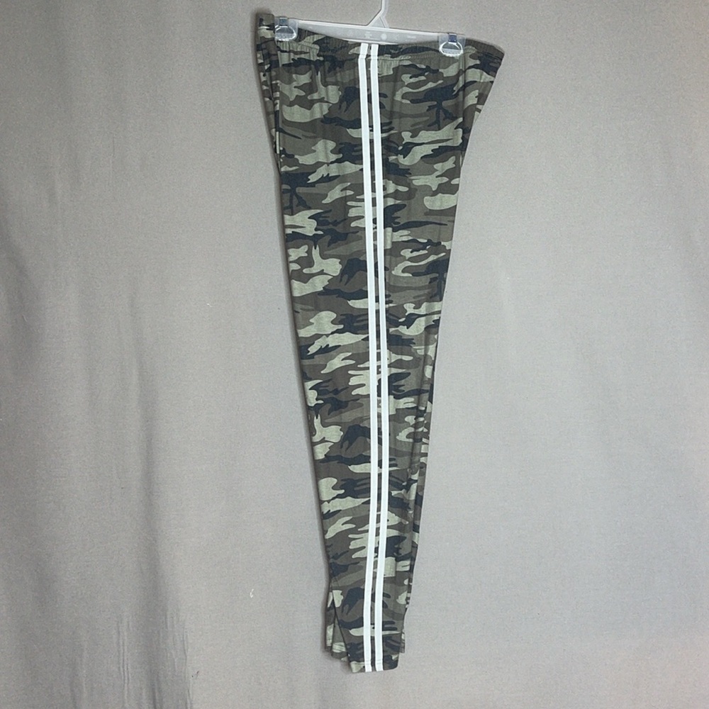 1X camo leggings with 2 stripes down each side